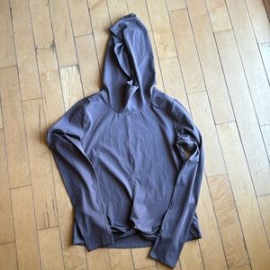 Yogalicious hoodie. Thumb holes, high neck and twist in the front